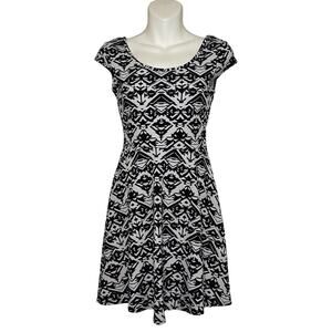 Myth Geometric Print Fit & Flare Knee-Length Dress Cap Sleeve Black & White Sz S